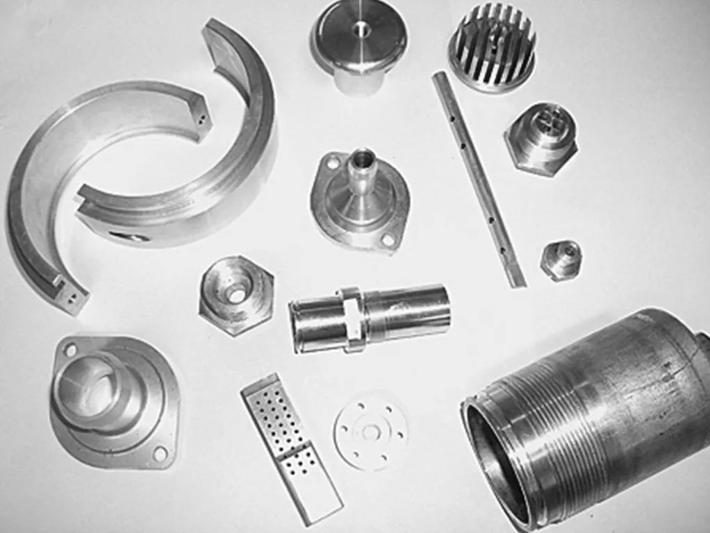 Verschiedene CNC-gefertigte Aluminium-Drehteile in technischer Ausführung.