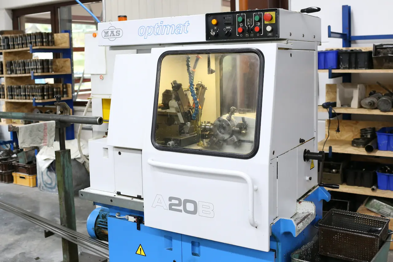 Automatendrehmaschine MAS A20B zur präzisen Bearbeitung von Metallrundmaterial.