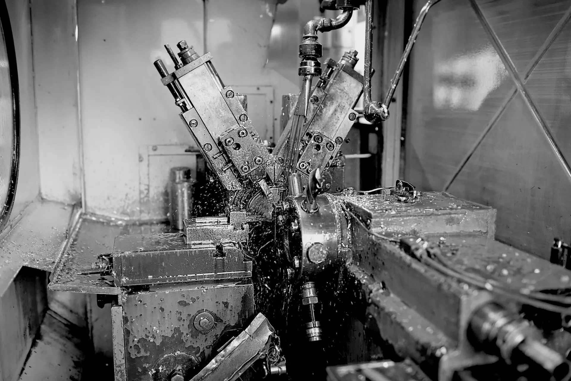 Detailansicht eines automatisierten Drehprozesses mit Kühlmittelzufuhr während der Metallbearbeitung.