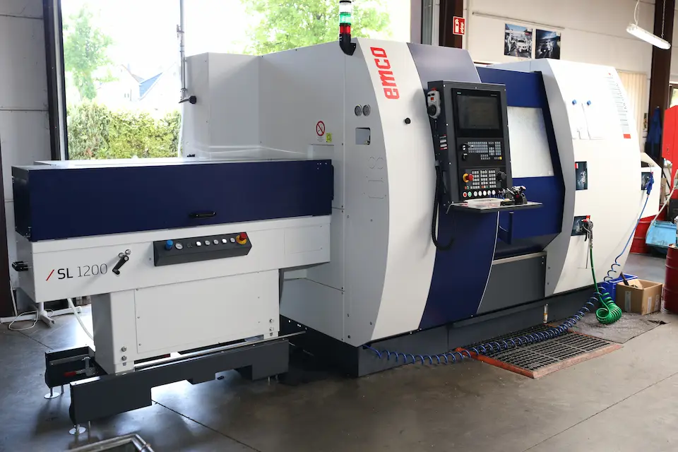 Moderne CNC-Drehmaschine EMCO SL1200 in einer Werkhalle zur Metallverarbeitung.