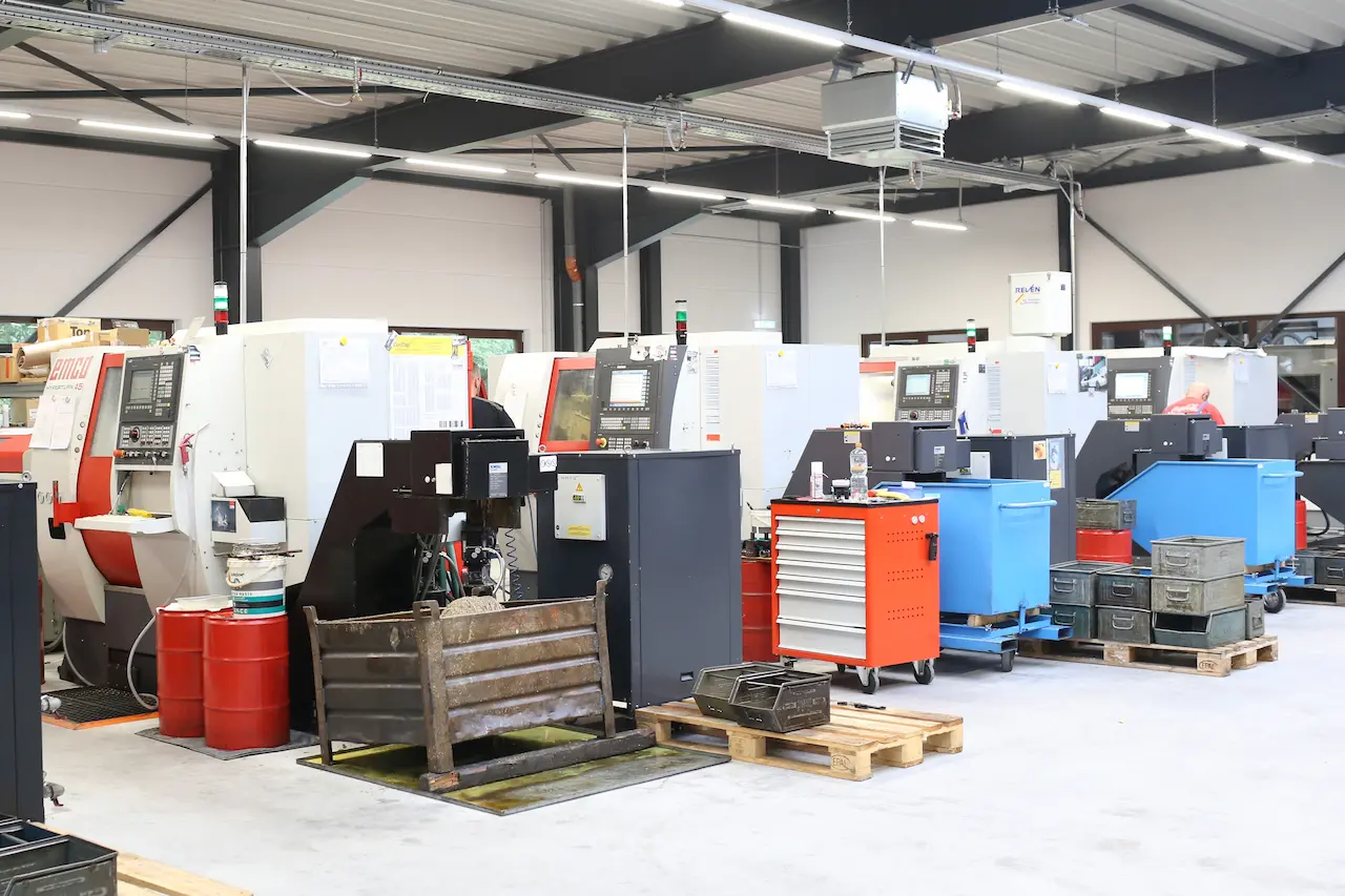 Blick in die Fertigungshalle mit mehreren CNC-Drehmaschinen in industrieller Umgebung.