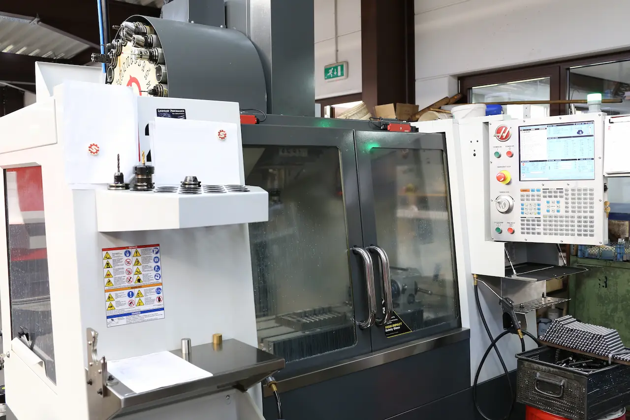 HAAS CNC-Fräszentrum zur präzisen Bearbeitung von Werkstücken mit automatischem Werkzeugwechsler.