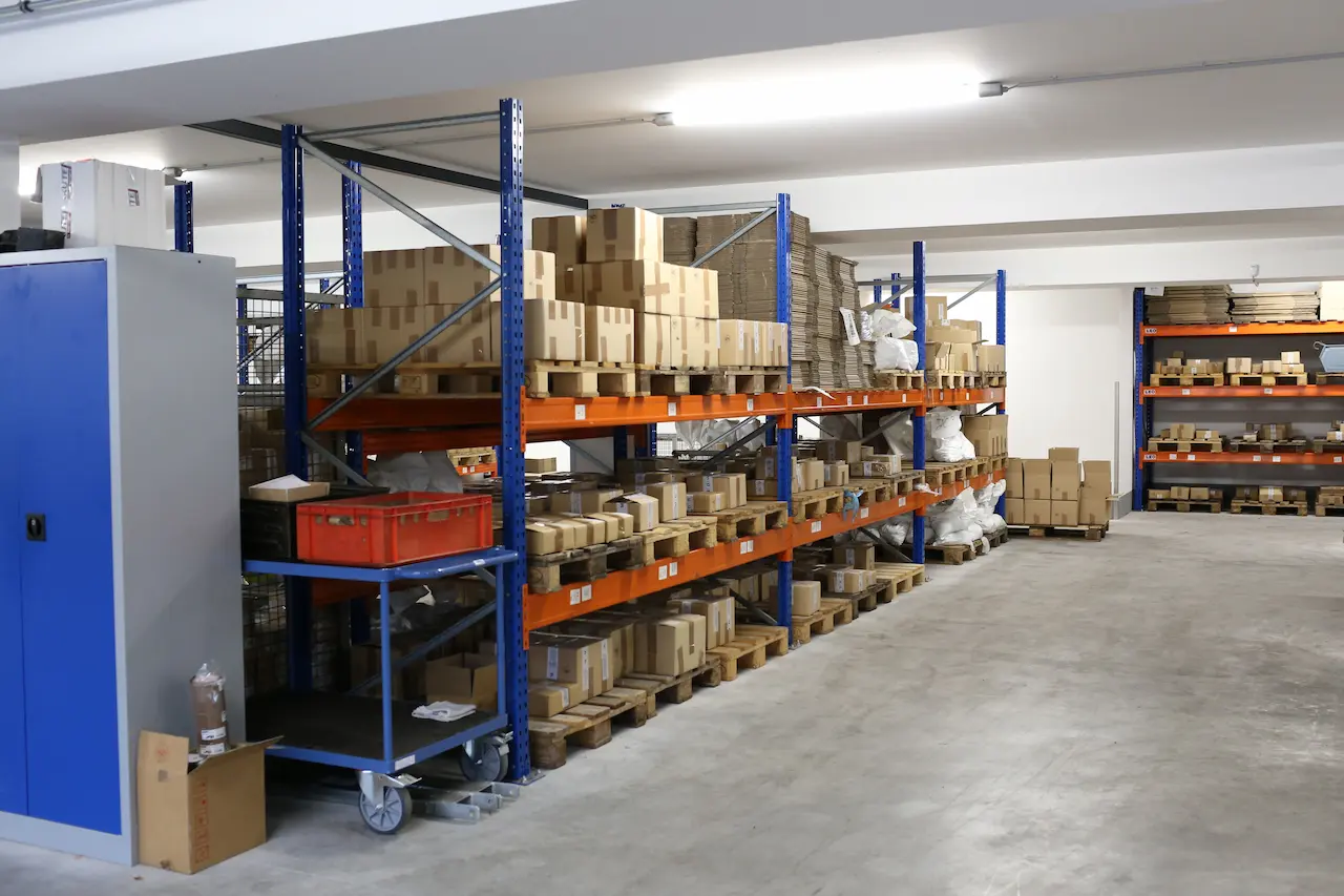 Lager mit Regalen voller Verpackungseinheiten für Versand und Logistik.