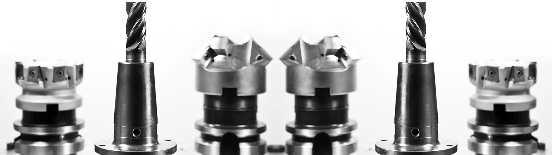 Verschiedene CNC-Bohr- und Fräsköpfe aus Metall nebeneinander aufgestellt.