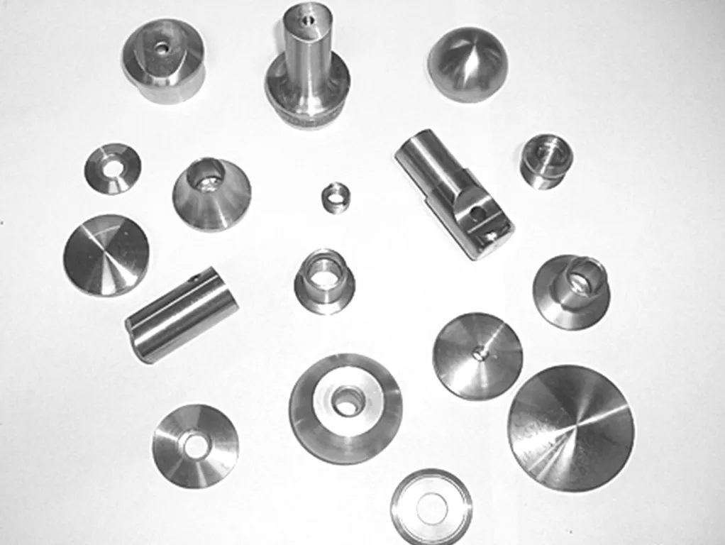 Unterschiedliche Edelstahl-Bauteile für Geländer, Befestigungen und Mechanik.