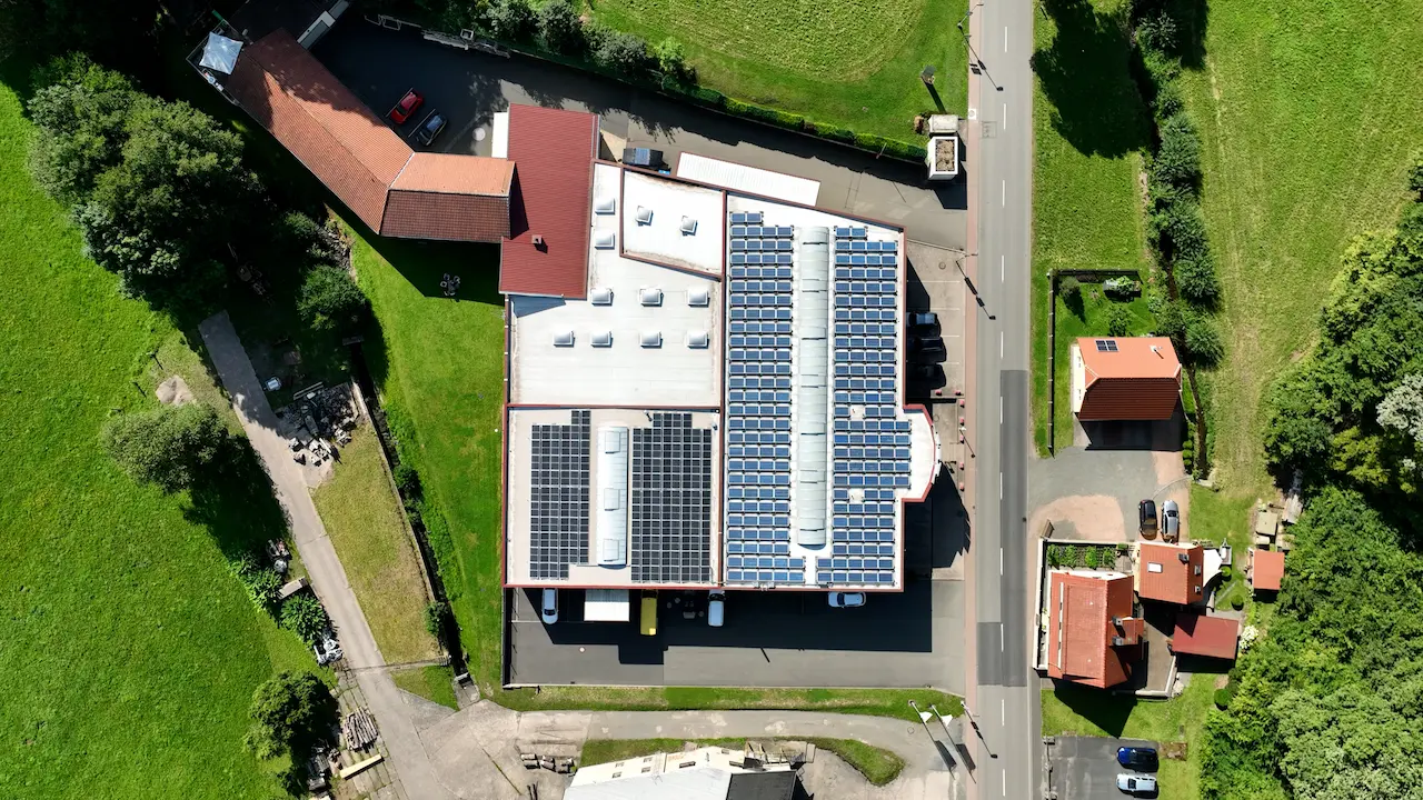 Luftbild des MDW Firmengebäudes in Floh-Seligenthal mit Photovoltaikanlage zur nachhaltigen Energieversorgung.