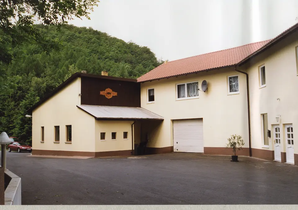 Das ursprüngliche Firmengebäude mit Hof und Werkstatteingang.