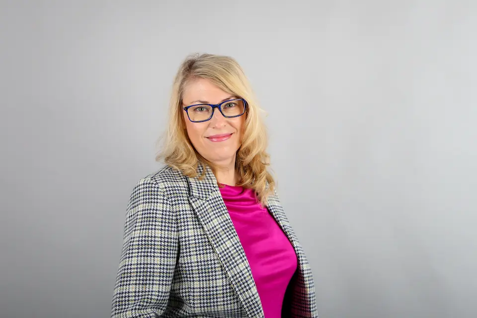 Nicole Weisheit – zuständig für Buchhaltung und Auftragsbearbeitung, vor neutralem Hintergrund.