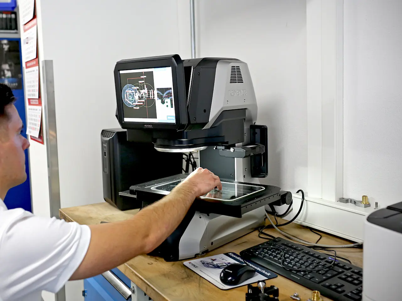 Mitarbeiter nutzt optisches 2D-Messsystem von Keyence zur präzisen Qualitätskontrolle von Bauteilen.