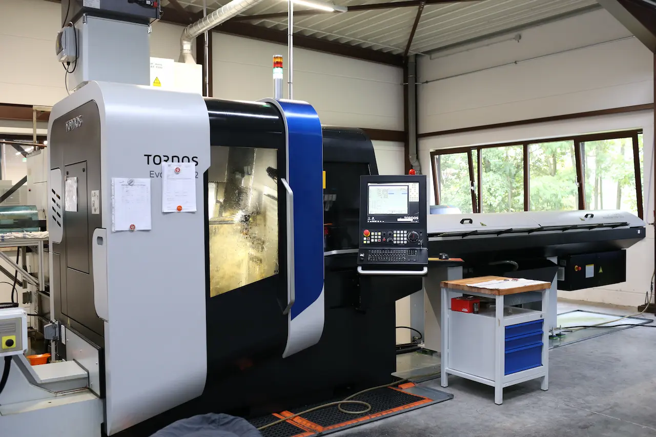 CNC-Drehmaschine Tornos EvoDeco 12 im Einsatz zur hochpräzisen Metallbearbeitung.