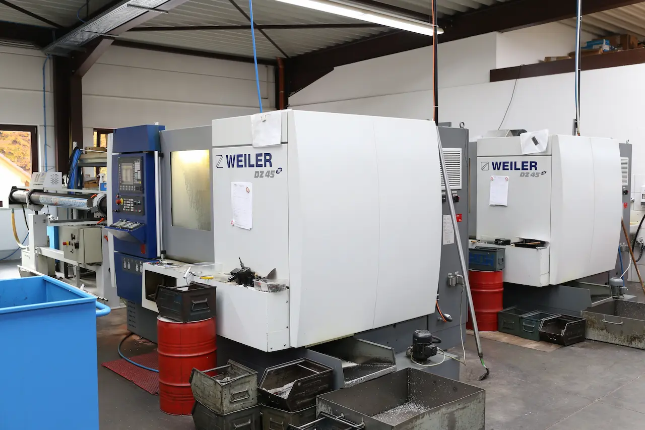 Mehrere WEILER DZ45 CNC-Drehmaschinen für präzise Metallbearbeitung in Serie.